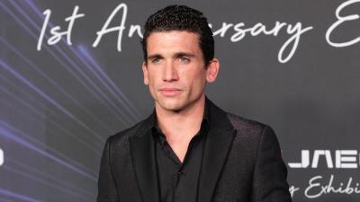 Jaime Lorente, en un photocall (Cordon Press)