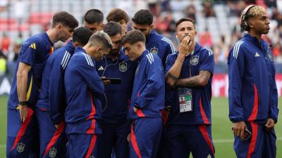 Los jugadores de la Selección Española viendo a Carlos Alcaraz (X: @BarcaUniversal)