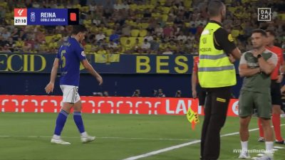 Por qué han expulsado a Alberto Reina por doble amarilla en el Villarreal -  Oviedo