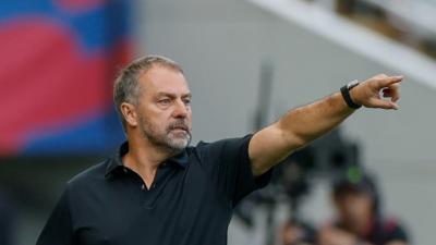 Hansi Flick explica su corte de mangas y da la clave de Araujo como '9'