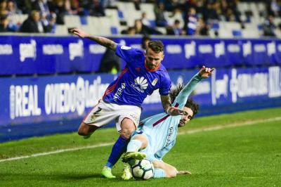 Aarón Ñíguez, durante un partido con el Oviedo esta temporada (Foto: Laura Caraduje).
