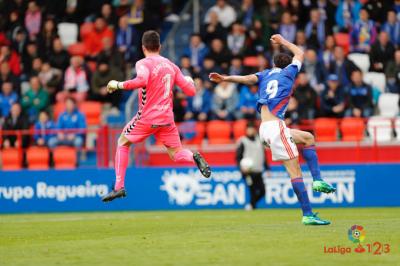 Toché y Juan Carlos, en una acción del Lugo-Oviedo (Foto: LaLiga).