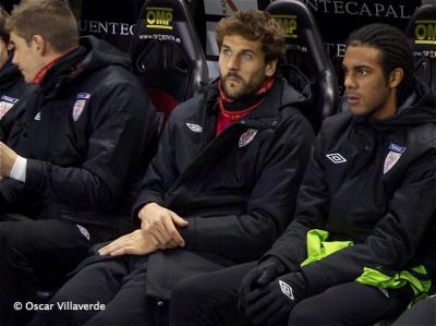 Fernando Llorente y Jonas Ramalho en el banquillo de San Mamés en la  segunda temporada de Bielsa (Foto: DMQ Bizkaia).