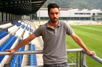 Zuhaitz Gurrutxaga amenizó la concentración del Athletic en Lezama.