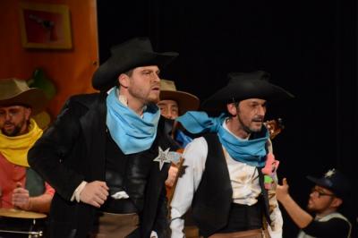 La chirigota de Alvarado durante su actuación en el Falla.( Onda Cádiz)