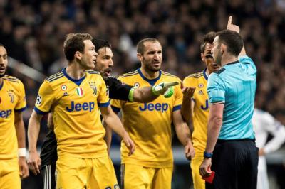 Dijo Buffon, aquel que fue nombrado Portero de Italia en los meses posteriores a la caída del Imperio Romano, que el árbitro que se atreve a pitar una "décima de penalti" en el 93' debe ver estos partidos comiendo patatas con la familia