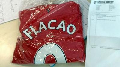 Así quedó la camiseta del seguidor del Manchester United.