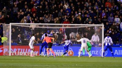 Andone busca el remate mientras la pelota se marcha fuera.