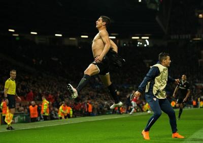 Ben Yedder celebra uno de sus goles contra el Manchester United.