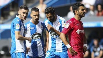 Charla de varios jugadores deportivistas con 0-1 en el marcador.