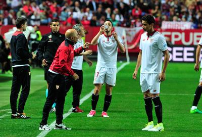 Jorge Sampaoli habla con Ganso en su etapa en el Sevilla.