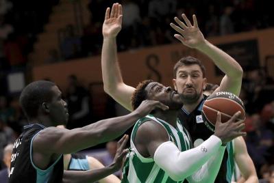 Anosike intenta una canasta en el partido ante el Estudiantes.