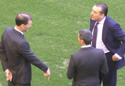 Luis Cervera explica a Quico Catalán el estado del césped de Mestalla.