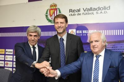 Carlos Suárez, entre Jose Moro y José Luis Losada