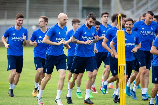 Gaizka Toquero corre en el grupo en el entrenamiento del Real Zaragoza en 2018 (Foto: Daniel Marzo).