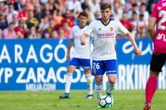 Raúl Guti conduce el balón en el partido del Real Zaragoza frente al Albacete en La Romareda el 20 de mayo de 2018 (Foto: Daniel Marzo).