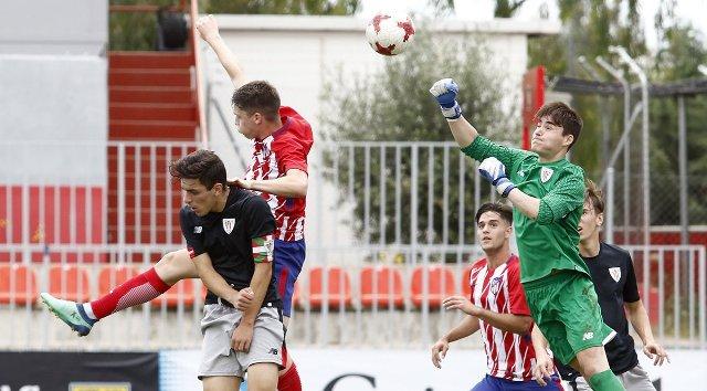 Aritz de Miguel despeja un balón de puños ante el Atlético.