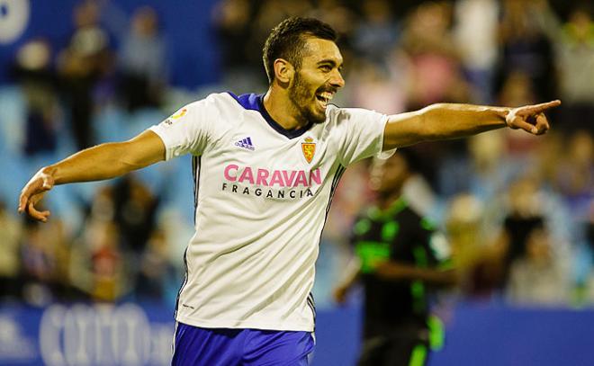 El delantero Borja Iglesias celebra un gol con el Real Zaragoza esta temporada.
