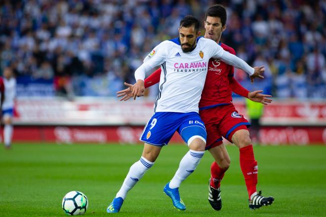 Borja Iglesias protege el balón en el partido de ida de la promoción por el ascenso entre CD Numancia y Real Zaragoza (Foto: Daniel Marzo).