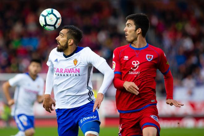 Borja Iglesias trata de controlar el balón (Foto: Daniel Marzo).