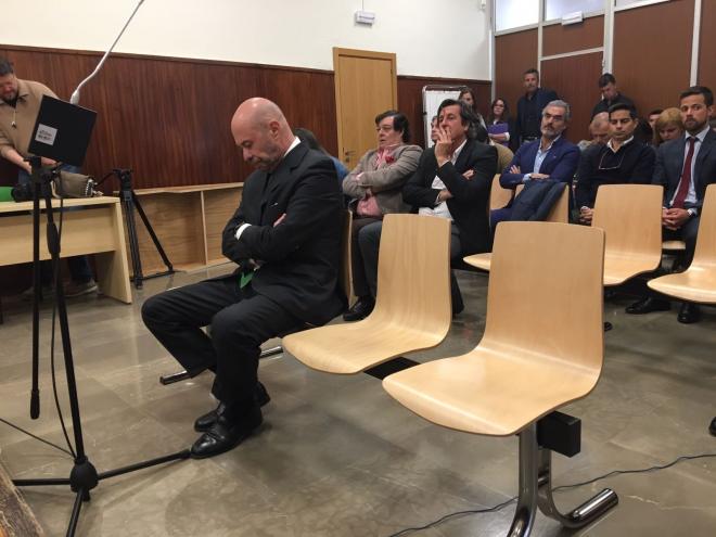 Pablo Comas sentado en el banquillo de los acusados. Foto: ED
