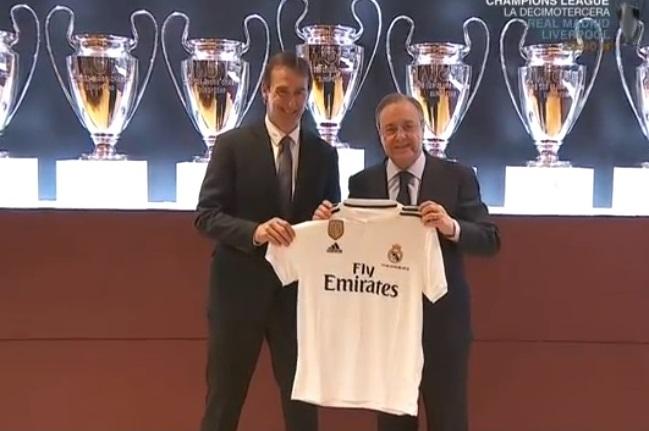 Lopetegui y Florentino posan con la camiseta del Real Madrid en la presentación del entrenador.