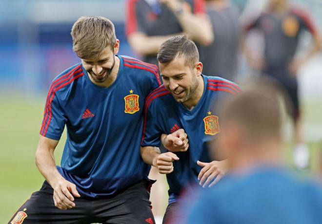 Piqué y Jordi Alba en el entrenamiento de España antes del partido contra Portugal en Sochi.