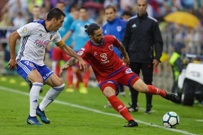 Marc Mateu trata de salvar un balón ante Alberto Zapater (Foto: Daniel Marzo).