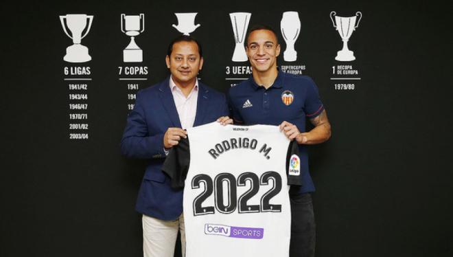 Rodrigo renueva hasta 2022 con el Valencia CF y le pusieron una cláusula de 120 millones.