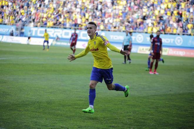 Salvi Sánchez celebrando un gol con el Cádiz