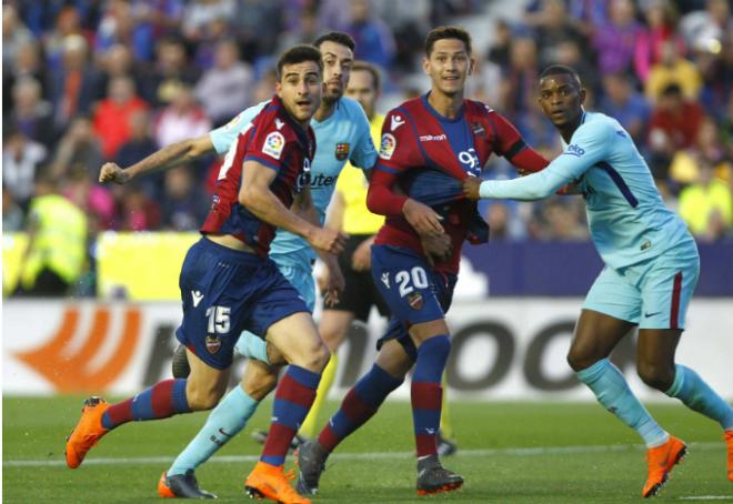 Sasa Lukic en el partido entre el Levante UD y el Barcelona (David González).
