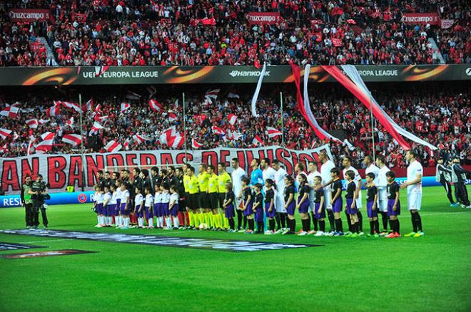 Comienzo del partido de la Europa League de la temporada 15/16 entre el Sevilla y el Athletic.