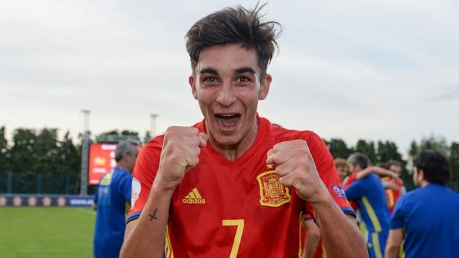 Ferran Torres celebra un gol con la selección española.