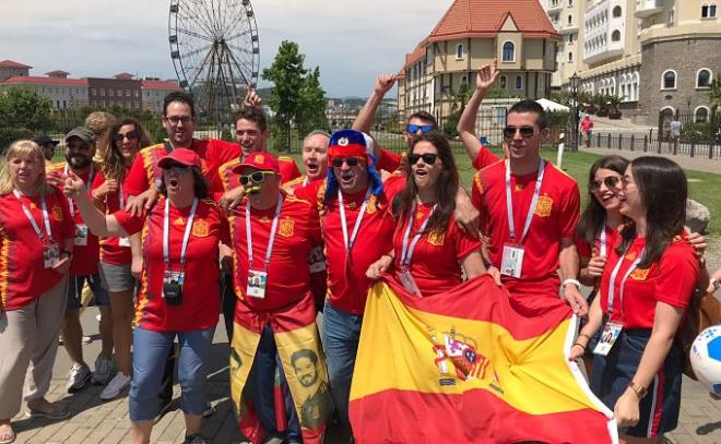 Varios aficionados españoles, desplazados a Sochi para la disputa del Portugal-España