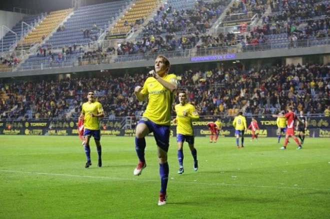 Álex, celebrando un gol en Cádiz (Foto: Cristo García).