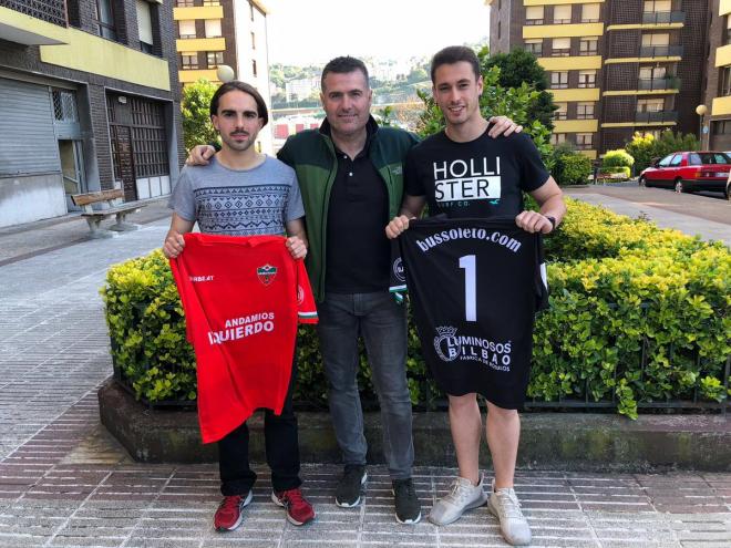 Gorka Bidaurrazaga con los jugadores del Deusto Fuentes y Aguirre.