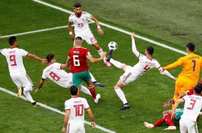 Aziz Bouhaddouz marca un gol en propia puerta en el partido que enfrenta a Irán con Marruecos