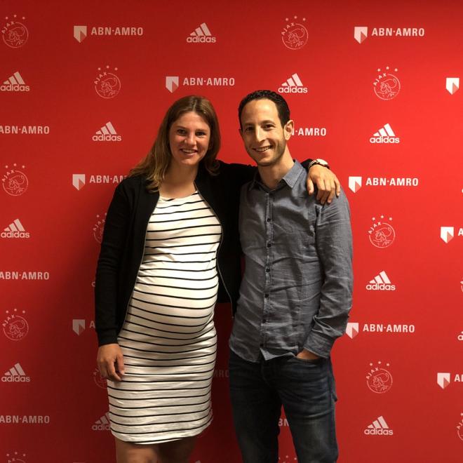 Renovación de Chantal de Ridder, futbolista a punto de dar a luz, en el Ajax femenino.