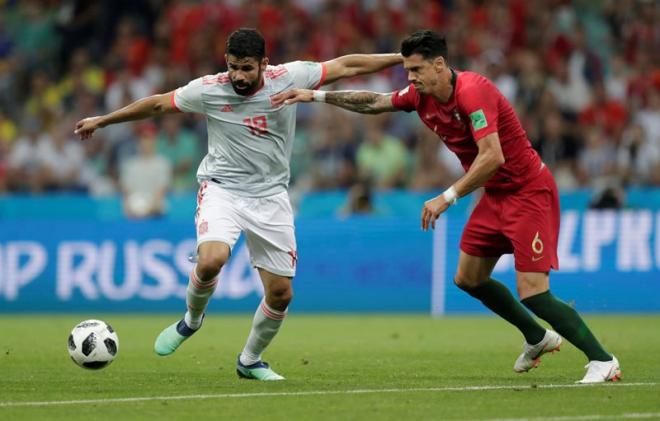 Diego Costa pelea una pelota con José Fonte durante el Portugal-España del Grupo B del Mundial de Rusia 2018.
