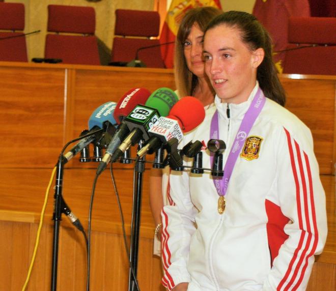 La jugadora del Levante Femenino Eva Navarro en un acto en el Ayuntamiento de Yecla.