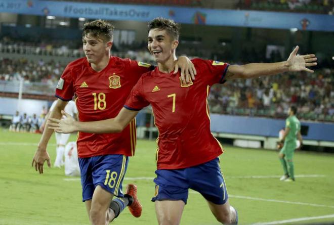Ferran Torres, jugador del Valencia CF, celebra un gol con la selección española.