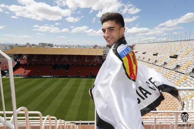 Ferran Torres, jugador del Valencia CF, con una bandera en Mestalla.