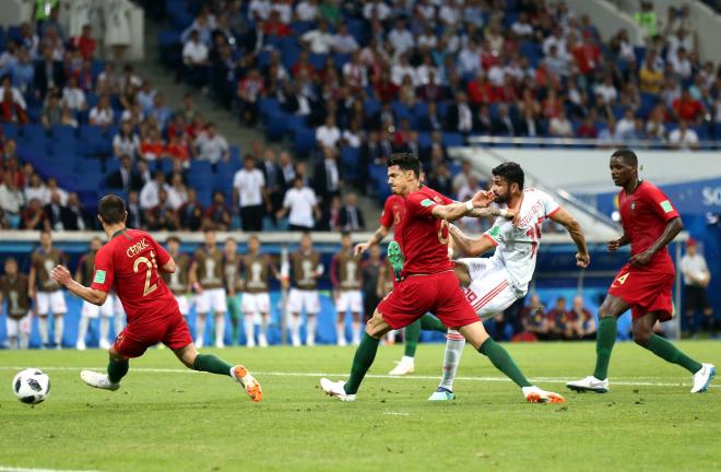 Diego Costa dispara para igualar el partido entre España y Portugal en el Mundial de Rusia 2018.