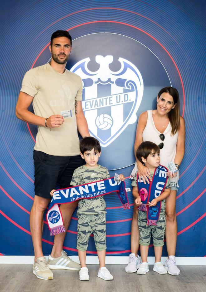 Iborra con su familia tras sacarse el abono del Levante UD 2018-19