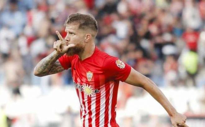 Jorge Morcillo, detenido por presunto amaño de partidos, celebra un gol con el Almería.