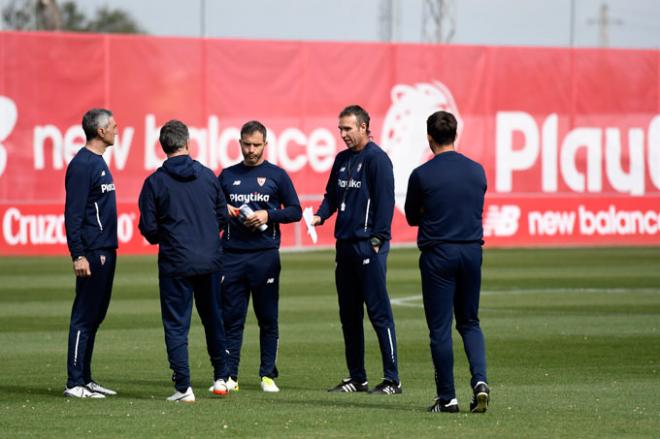 Luci, acompañado del cuerpo técnico del Sevilla, en su etapa en el primer equipo sevillista junta a Joaquín Caparrós. Foto: ED