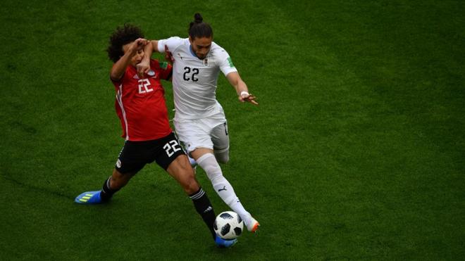 Martín Cáceres y Amr Warda pelean por un balón en el Egipto-Uruguay de la jornada 1 del Grupo A en el Mundial de Rusia.