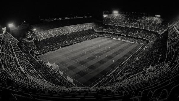 Estadio de Mestalla de noche y en blanco y negro