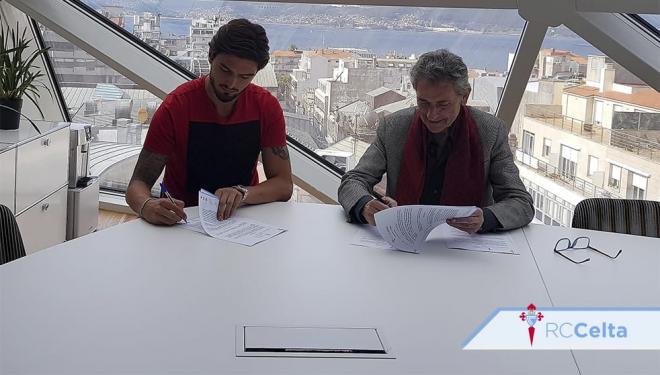 Okay Yokuslu, firmando su contrato con el Celta (Foto: RCCV).