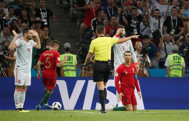 Imagen del penalti de Nacho a Cristiano Ronaldo.